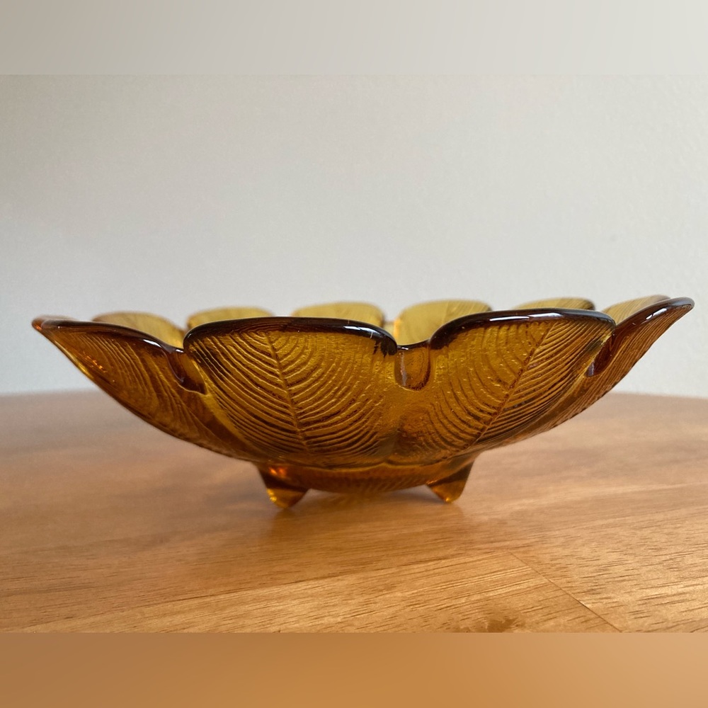 Amber glass bowl with feather and flower design
